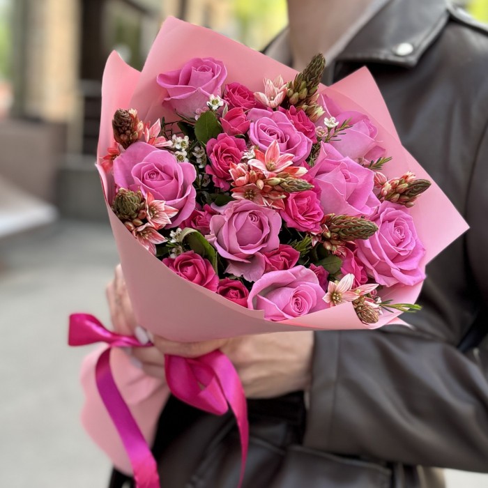 Розовый букет роз с орнитогалумом