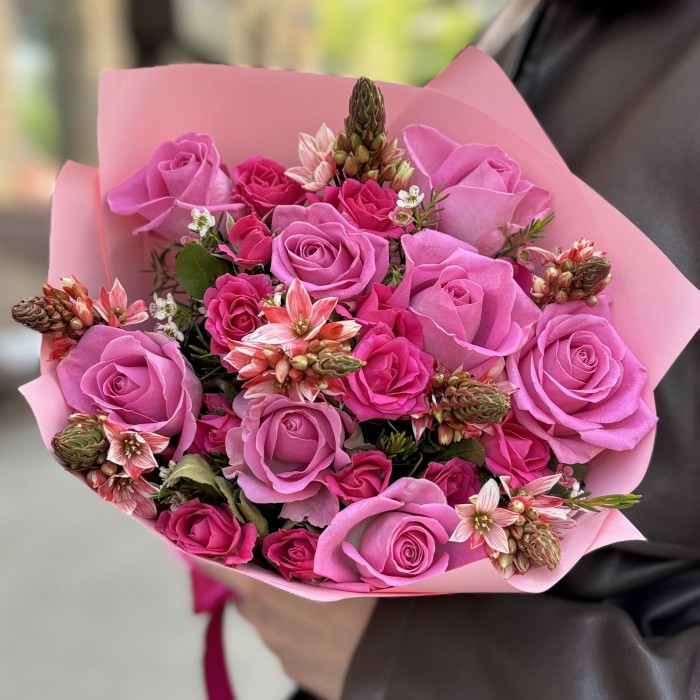 Розовый букет роз с орнитогалумом