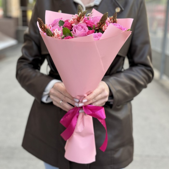 Розовый букет роз с орнитогалумом