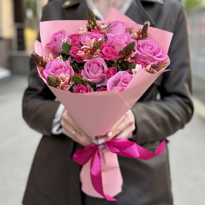 Розовый букет роз с орнитогалумом