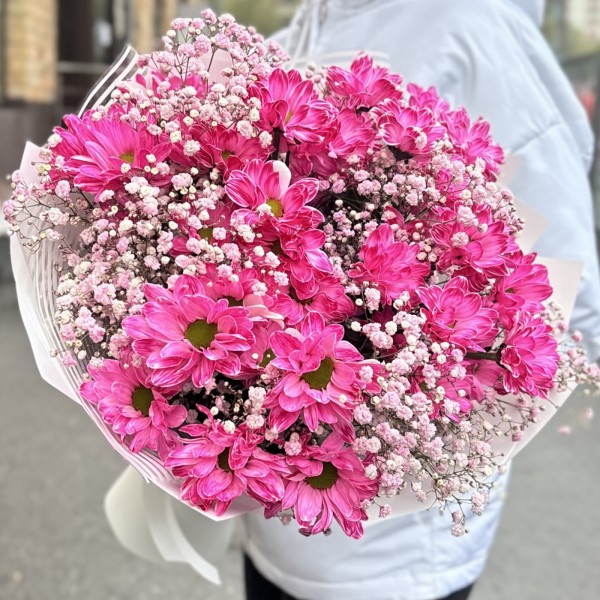 Розовый букет с гипсофилой и кустовой хризантемой