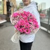 Розовый букет с гипсофилой и кустовой хризантемой