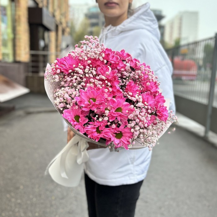 Розовый букет с гипсофилой и кустовой хризантемой