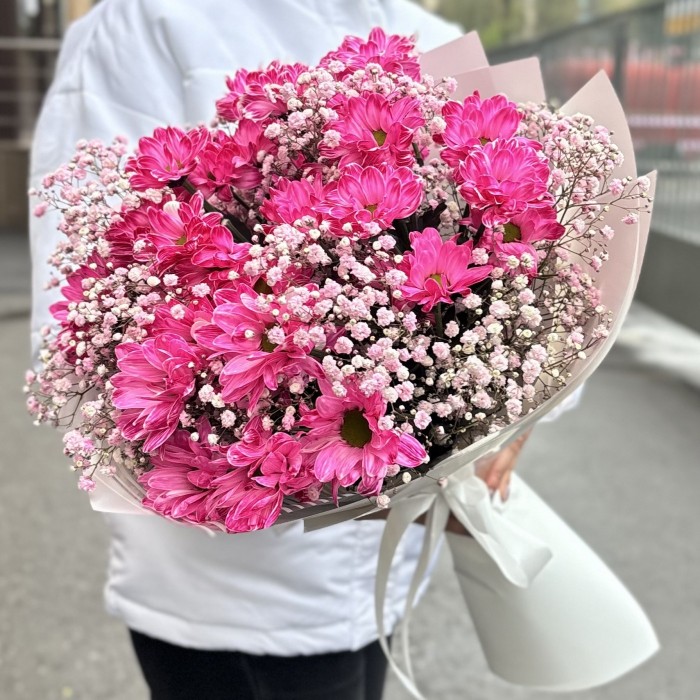 Розовый букет с гипсофилой и кустовой хризантемой