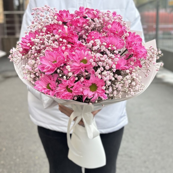 Розовый букет с гипсофилой и кустовой хризантемой