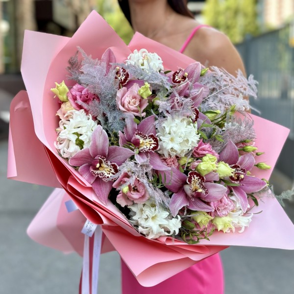 Розовый букет с орхидеями и гиацинтами