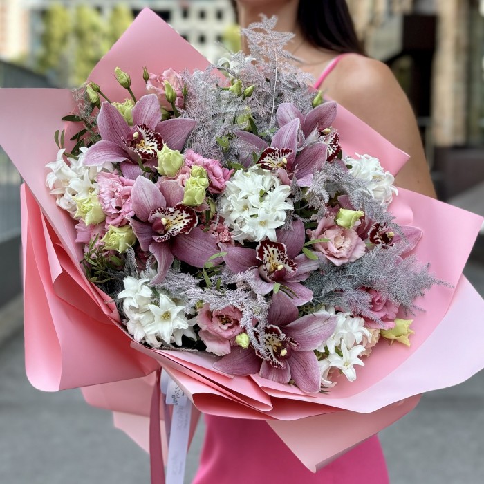 Розовый букет с орхидеями и гиацинтами