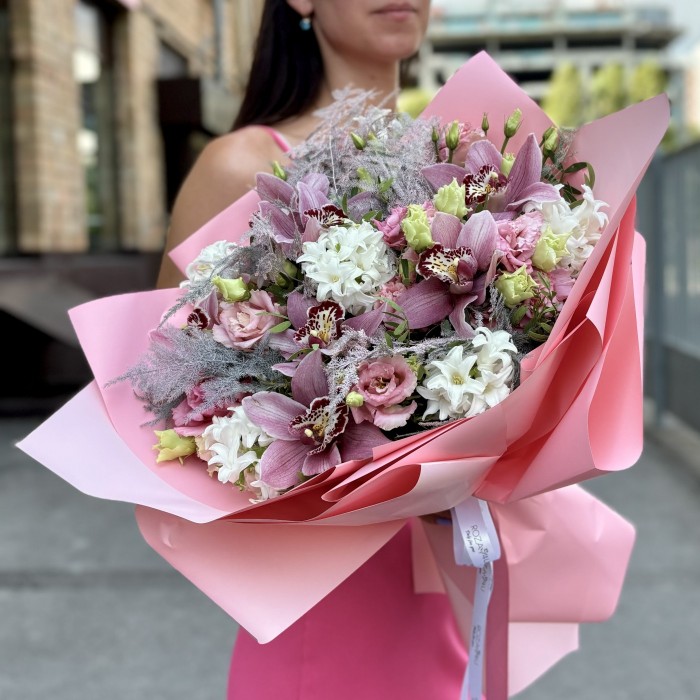 Розовый букет с орхидеями и гиацинтами