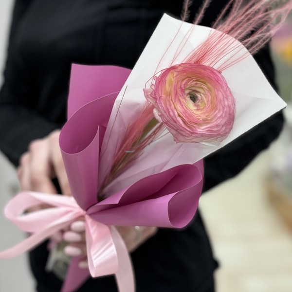 Розовый ранункулюс в упаковке