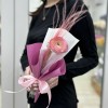 Розовый ранункулюс в упаковке