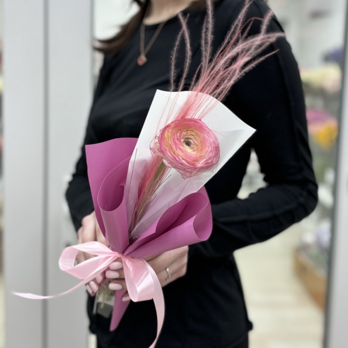 Розовый ранункулюс в упаковке