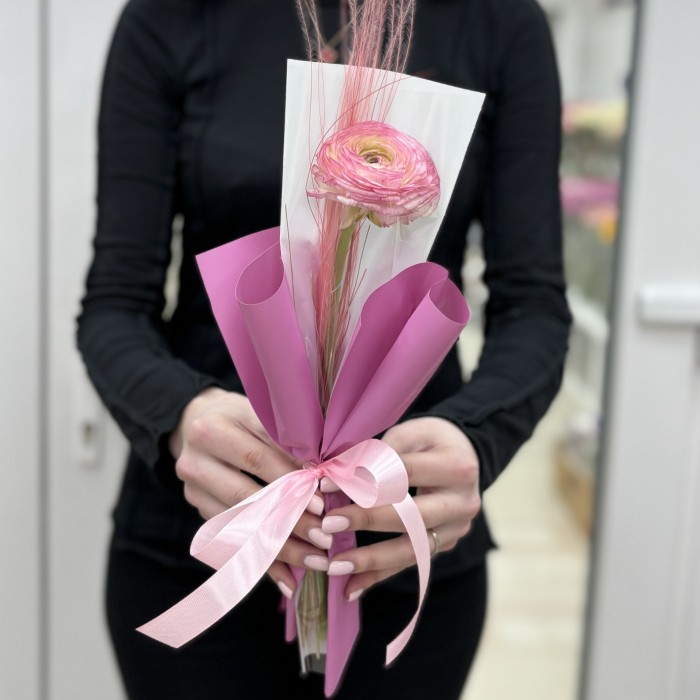 Розовый ранункулюс в упаковке