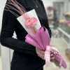 Розовый ранункулюс в упаковке