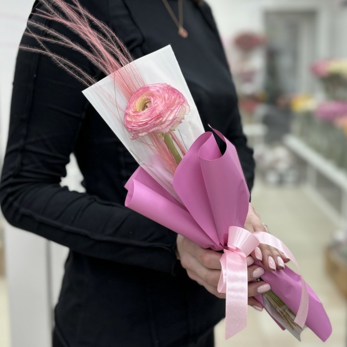 Розовый ранункулюс в упаковке