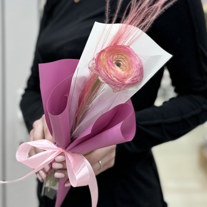 Розовый ранункулюс в упаковке