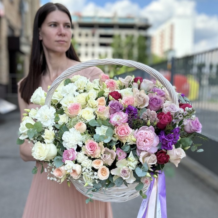 Сборная корзина с цветами Прохлада MIX