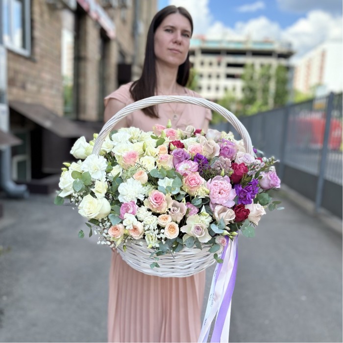 Сборная корзина с цветами Прохлада MIX