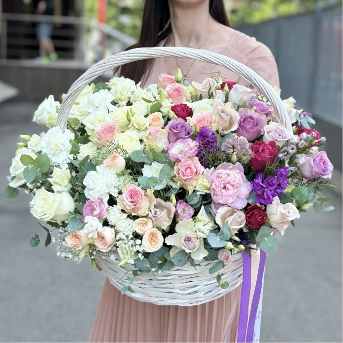 Сборная корзина с цветами Прохлада MIX