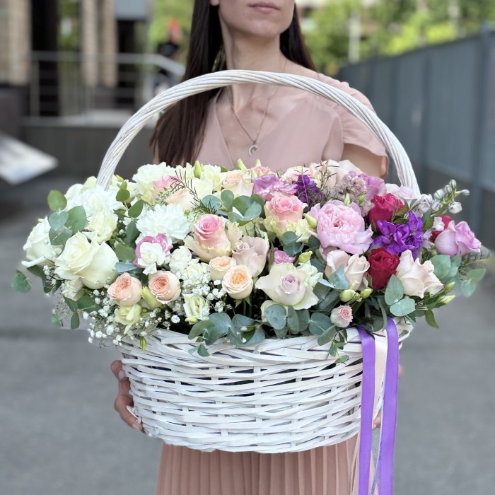 Сборная корзина с цветами Прохлада MIX