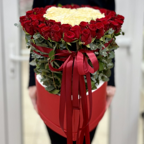 Сердце из красных и белых роз в коробке