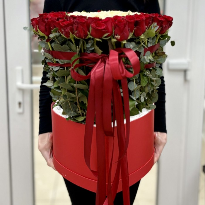 Сердце из красных и белых роз в коробке