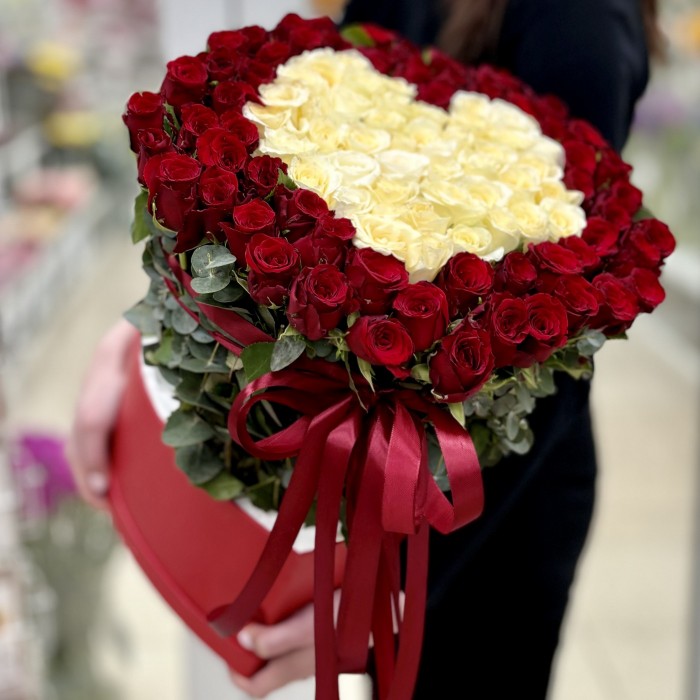 Сердце из красных и белых роз в коробке