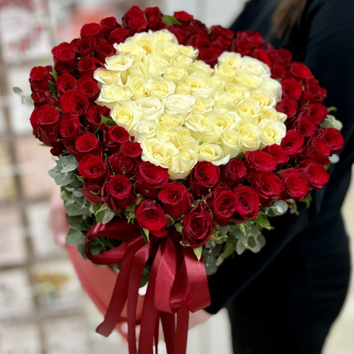 Сердце из красных и белых роз в коробке
