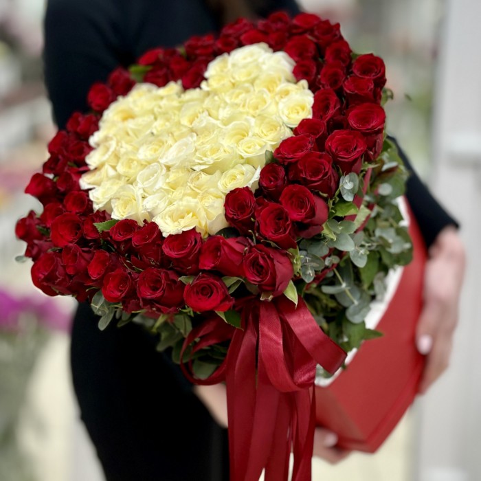 Сердце из красных и белых роз в коробке