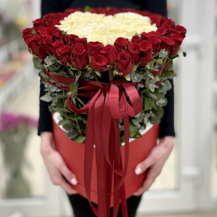 Сердце из красных и белых роз в коробке