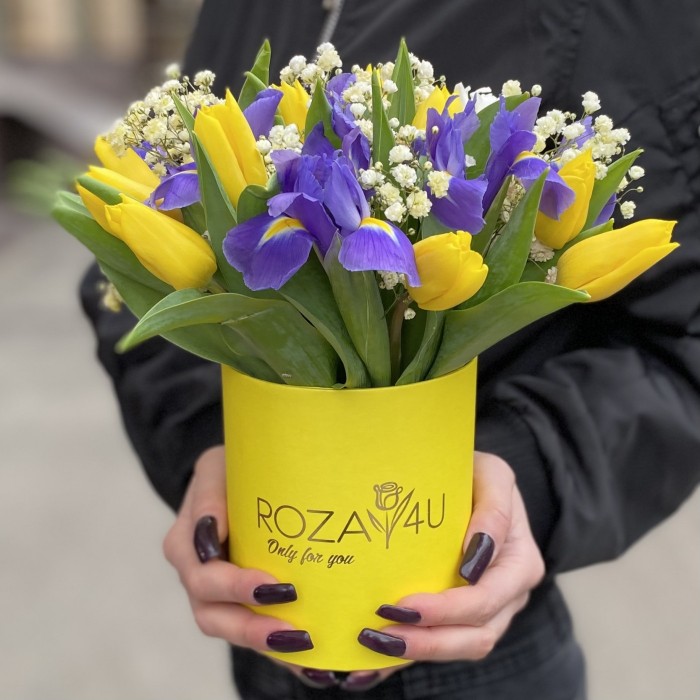 Синие ирисы с тюльпанами в коробке