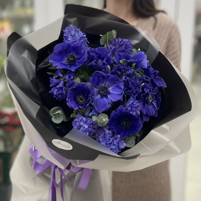 Синий букет с анемоном и гиацинтом