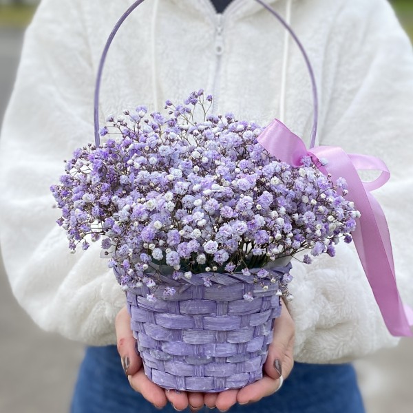Сиреневая гипсофила в плетенной корзине