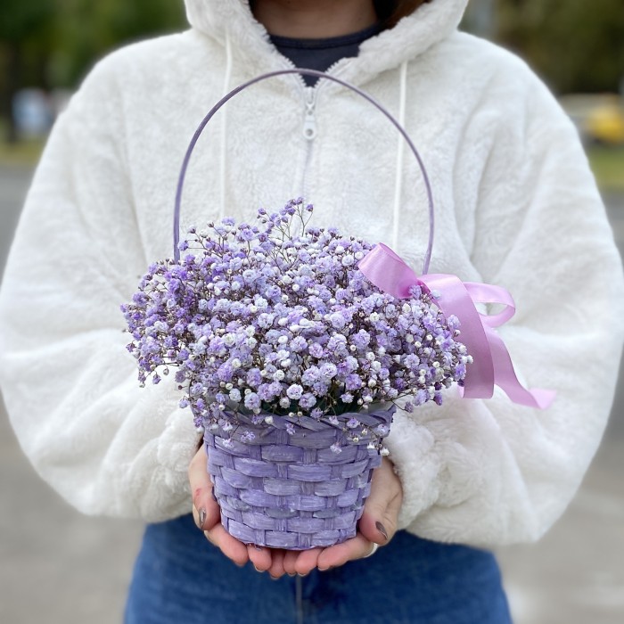 Сиреневая гипсофила в плетенной корзине