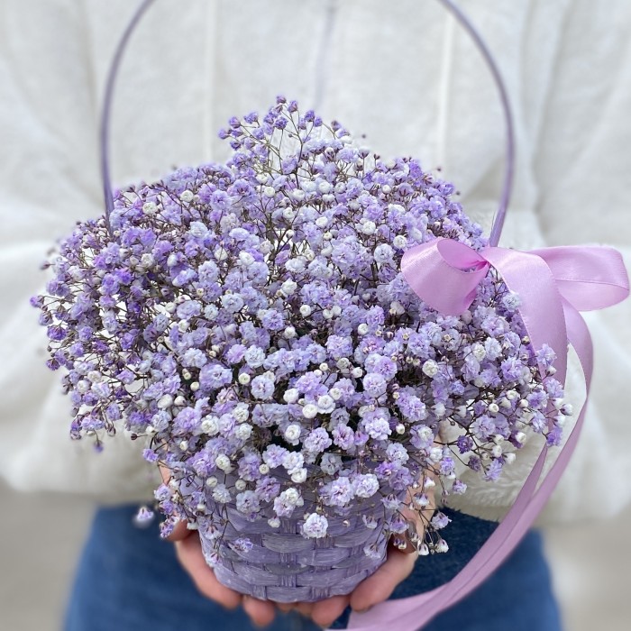 Сиреневая гипсофила в плетенной корзине