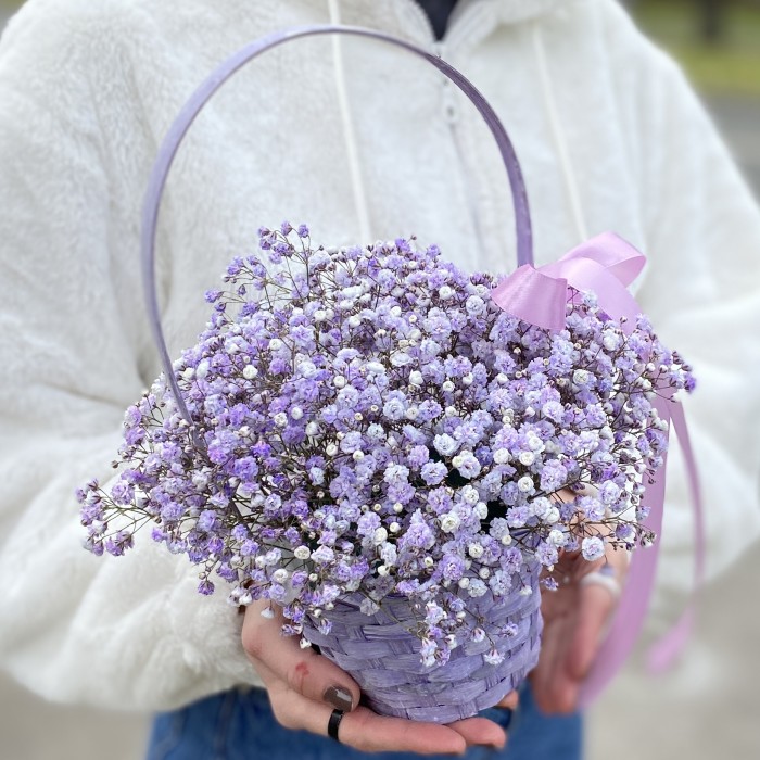 Сиреневая гипсофила в плетенной корзине