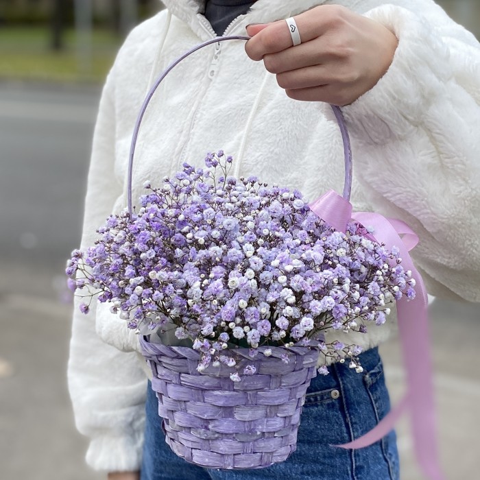 Сиреневая гипсофила в плетенной корзине
