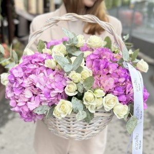 Сиреневая гортензия с кустовой розой в корзине
