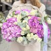 Сиреневая гортензия с кустовой розой в корзине