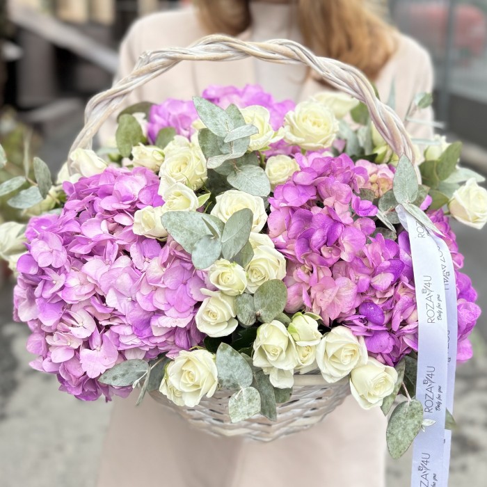 Сиреневая гортензия с кустовой розой в корзине