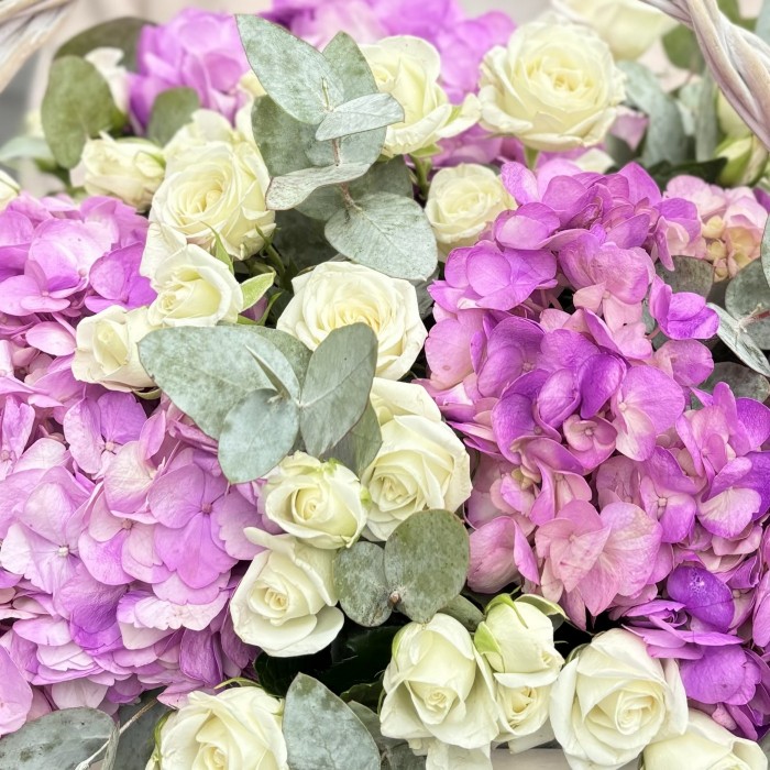 Сиреневая гортензия с кустовой розой в корзине