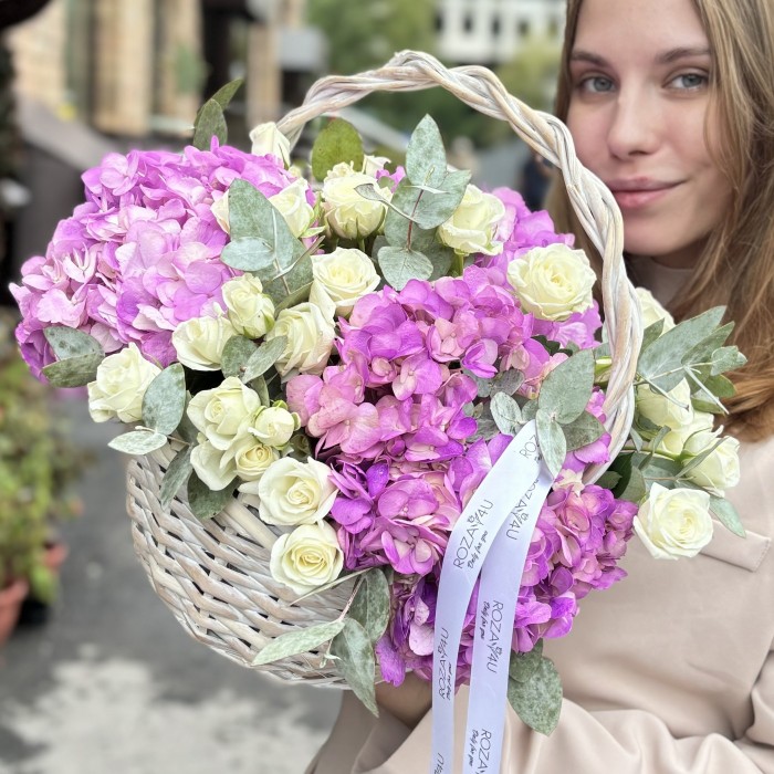 Сиреневая гортензия с кустовой розой в корзине
