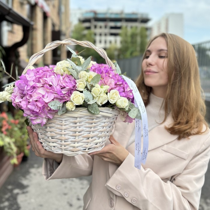 Сиреневая гортензия с кустовой розой в корзине