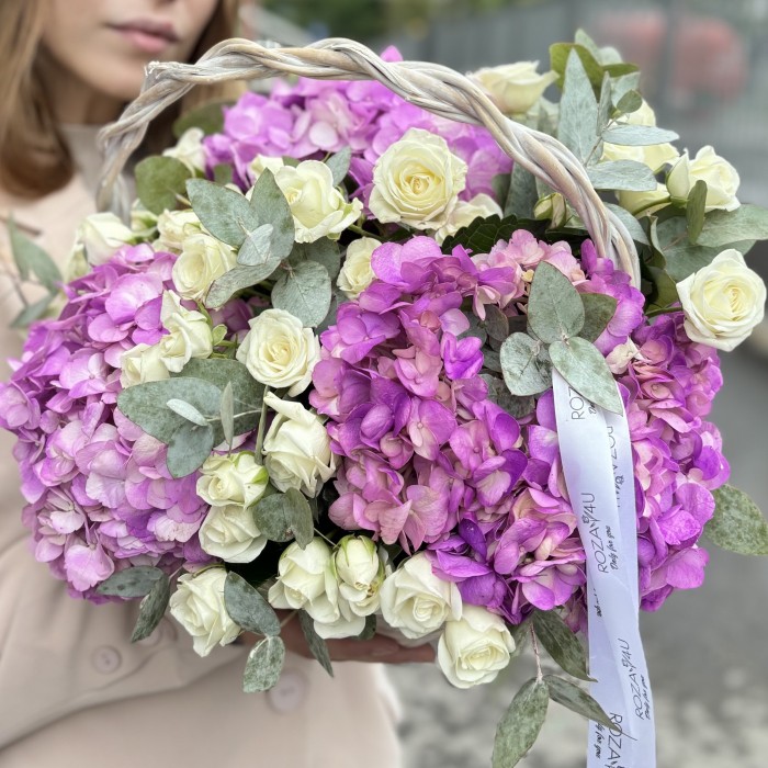 Сиреневая гортензия с кустовой розой в корзине