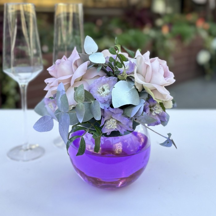 Сиреневая композиция в стеклянном шаре