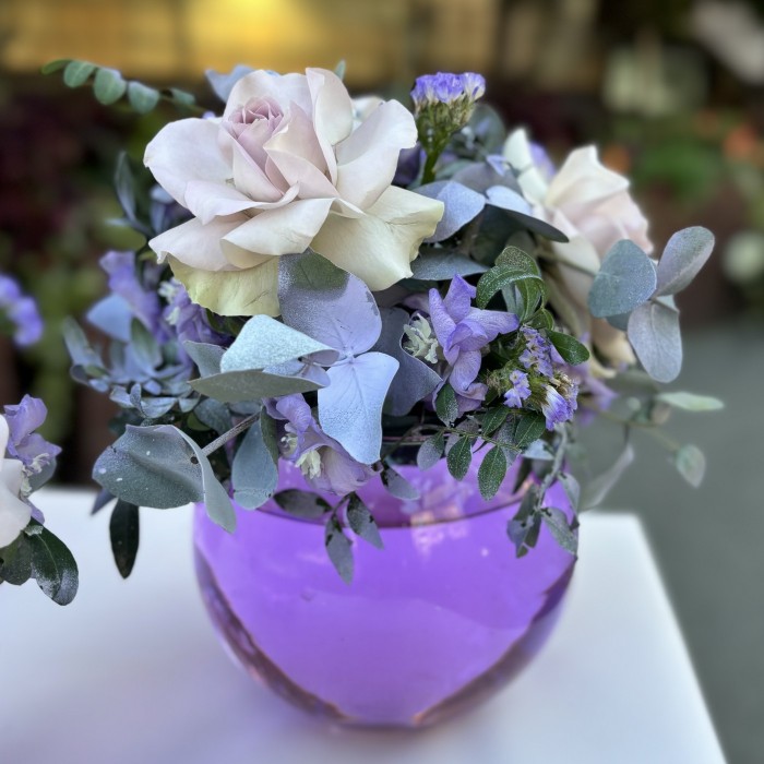 Сиреневая композиция в стеклянном шаре