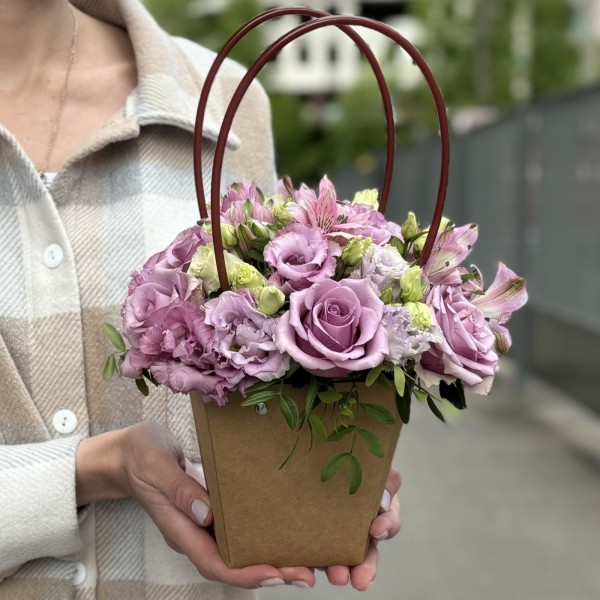 Сиреневая композиция в сумочке