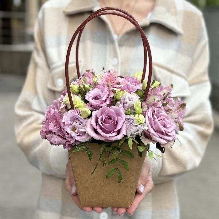 Сиреневая композиция в сумочке