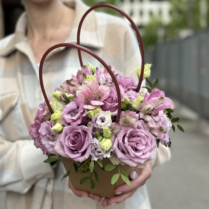 Сиреневая композиция в сумочке