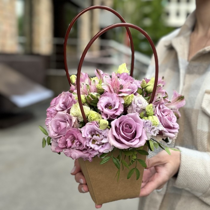 Сиреневая композиция в сумочке