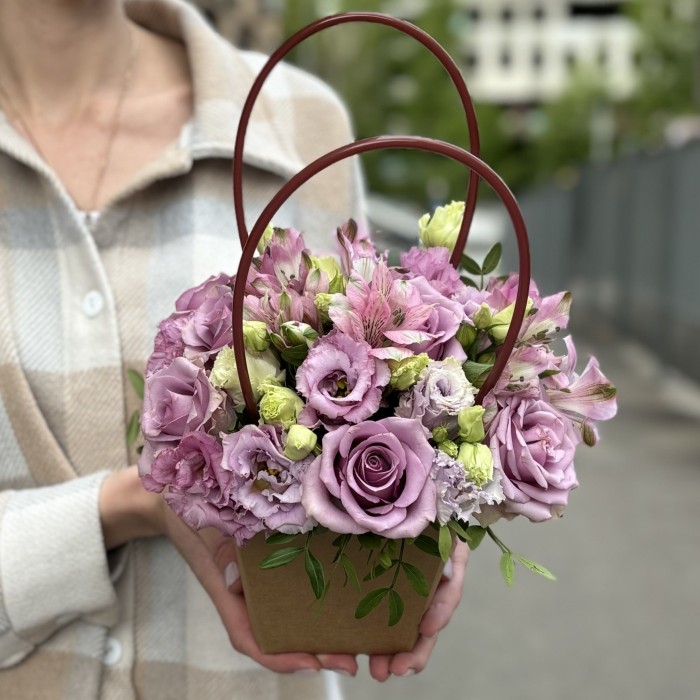 Сиреневая композиция в сумочке